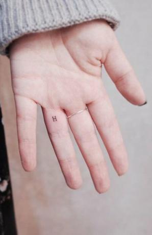 Binnenvinger tatoeage
