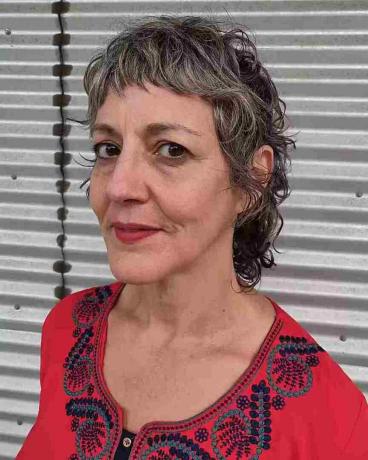 60 से अधिक उम्र की महिलाओं के लिए माइक्रो फ्रिंज के साथ गर्दन की लंबाई वाली मिनी पिक्सी शैग