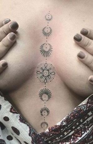 Месечева тетоважа на грудној кости
