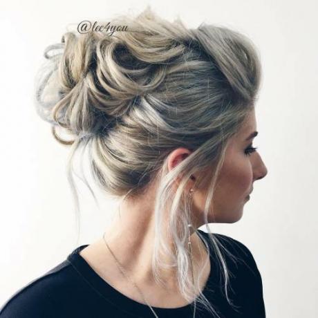 „Looped Messy Updo“