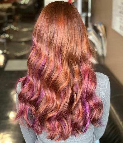 Raudoni plaukai su purpuriniais akcentais
