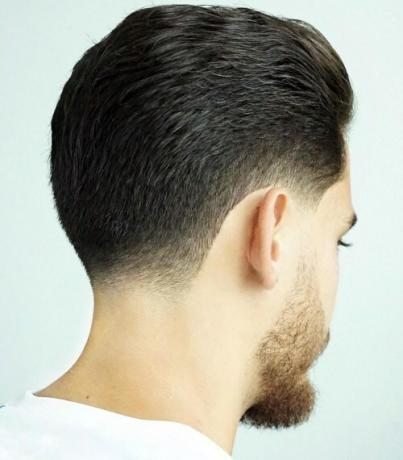 Класична чоловіча зачіска з причесанною спиною