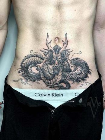Mužské tetovanie draka na žalúdok