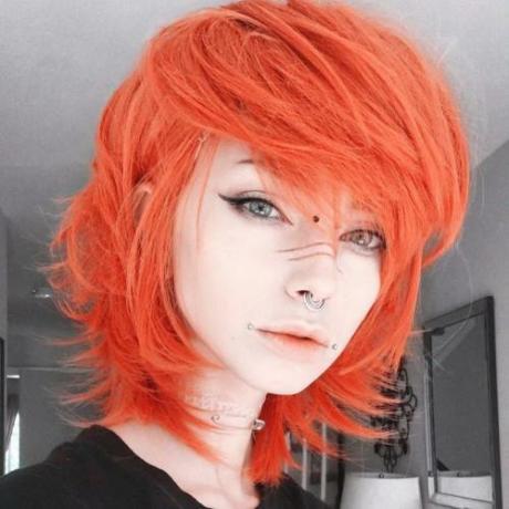 Stredne vrstvené oranžové vlasy
