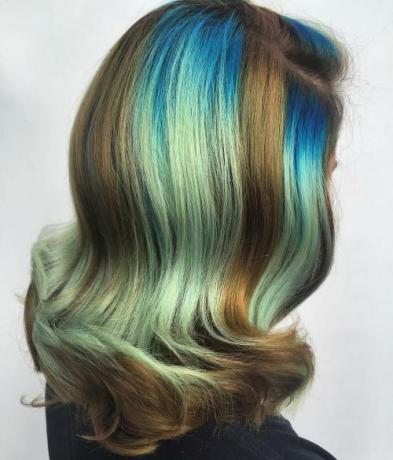 modrá a modrozelená balayage pre hnedé vlasy