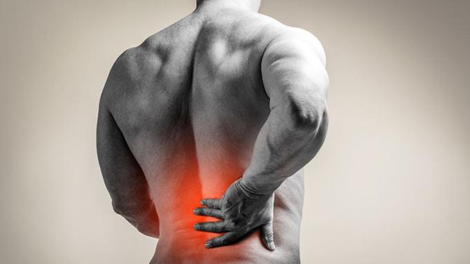 איש שרירים עם כאבים בגב