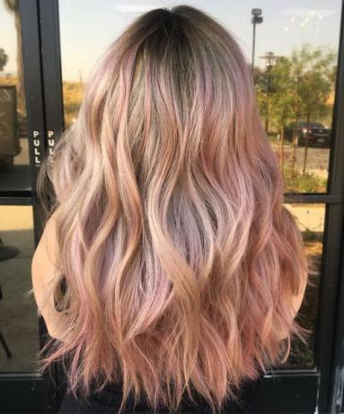 20 brillantes ideas de color de cabello en oro rosa para 2021