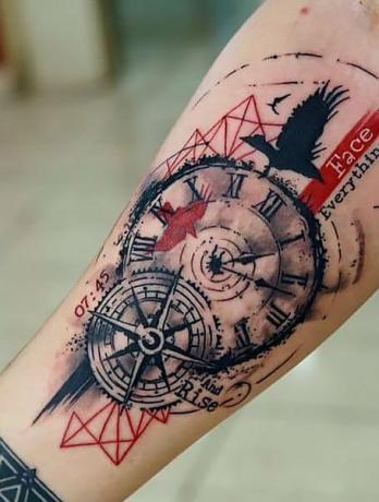 Татуировка на компас и часовник