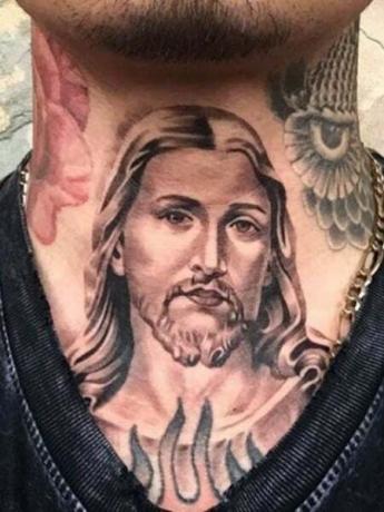 Tatuaggio al collo di Gesù