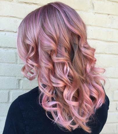 pastellilaventelin hiusväri vaaleanpunaisilla kohokohdilla
