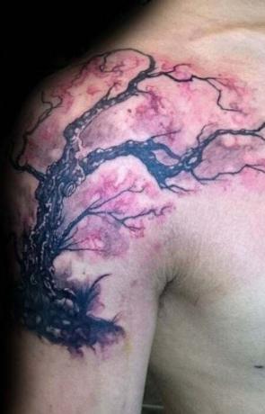 Tatuaggio maschile con fiori di ciliegio1
