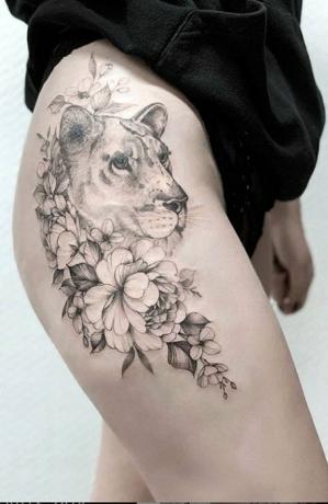 Oroszlán comb tetoválás