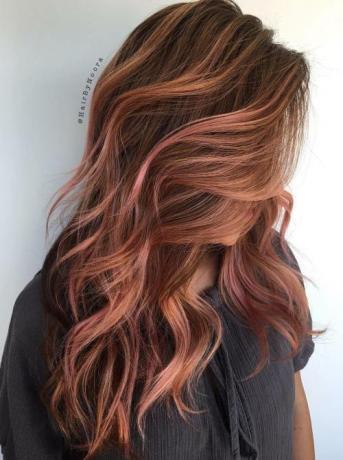 Karamelové a pastelové ružové vlasy