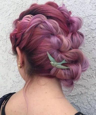 Заплетений Updo для пастельних рожевих волосся