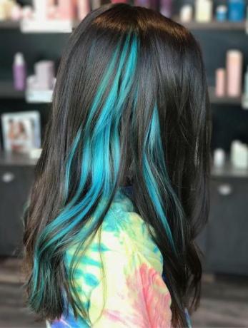 Tmavohnedé vlasy s modrými odleskami
