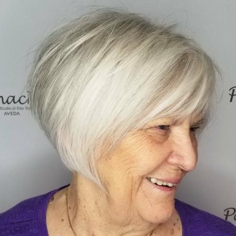 70歳以上の女性のための50の最も見栄えの良いヘアスタイル