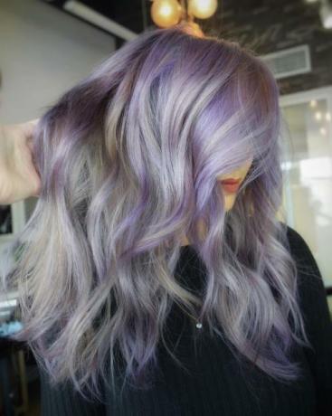ilgi banguoti pasteliniai violetiniai plaukai