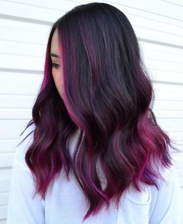 Красно-фиолетовые блики для темных волос
