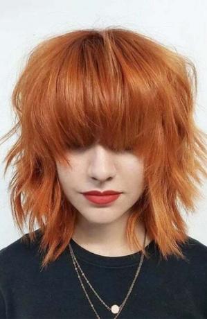 Kratka oranžna frizura za ženske1