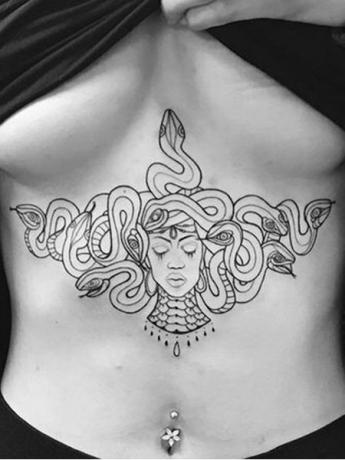 Tatuaje De Medusa En El Pecho