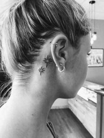 Tatuaggio stella dietro l'orecchio