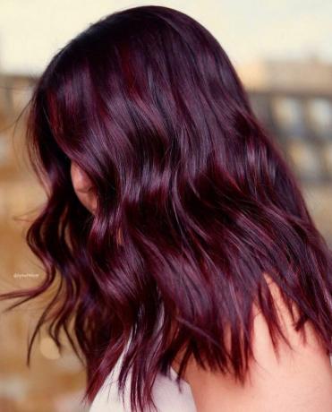 Sýta vínová farba vlasov s červenými odleskami