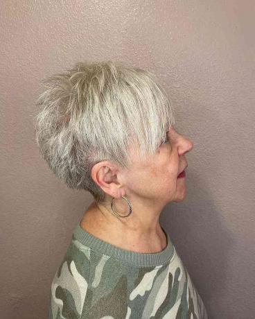 60歳以上の女性のための長い前髪のとがったピクシーヘア
