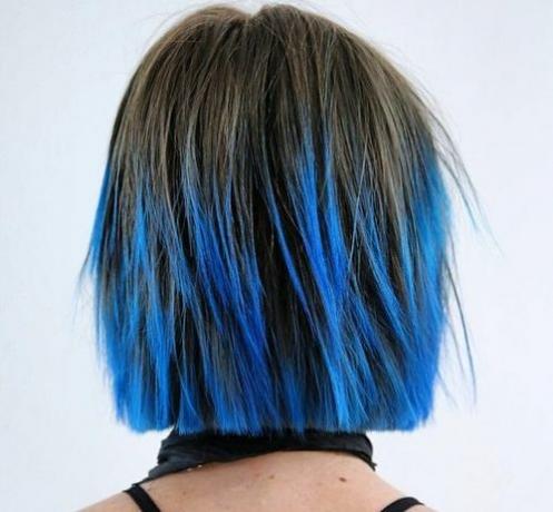 taglio di capelli corto mosso con balayage blu