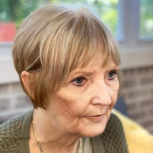 26 beste korte hårklipp for kvinner over 60 år som ser yngre ut