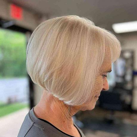 Krótka, niewymagająca konserwacji fryzura typu Bob z grzywką dla dojrzałych kobiet po 70. roku życia