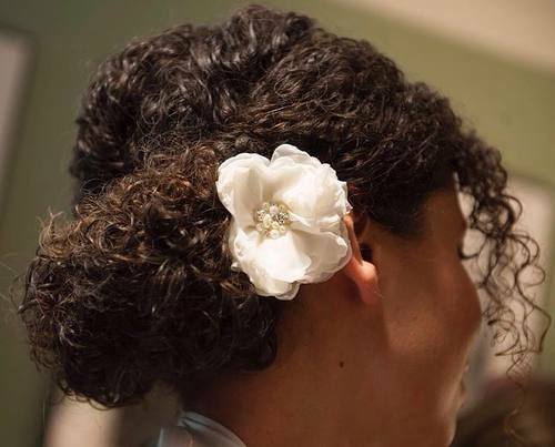 updo para cabello natural con flor
