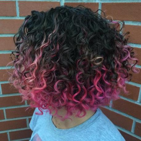 ciemnobrązowe włosy z różowymi pasemkami