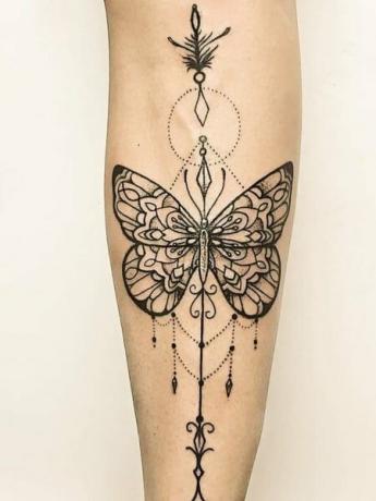 Mandala drugelio tatuiruotė moterims