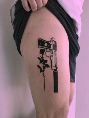 Tatuaj cu arma