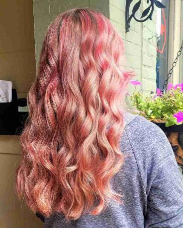 Длинные светлые волосы с розово-золотым балаяжем