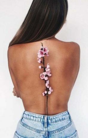 Tatuaje de flor de cerezo en la espalda