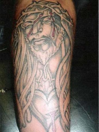 Juodoji Jėzaus tatuiruotė 