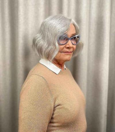 Шикарный волнистый боб на женщине старше 60 лет с тонкими белыми волосами