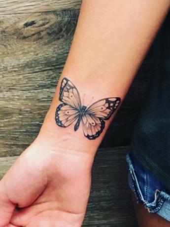Tetovaža na zapestju z metuljem (1)