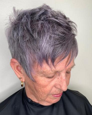 Veldig kort nisse for kvinner over 60 år med fint hår