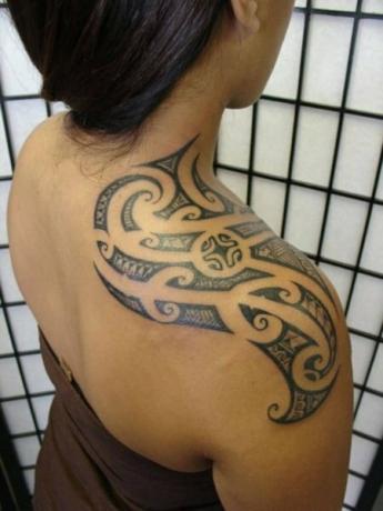 Tatuagem tribal no ombro