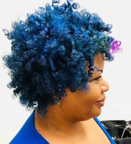 Krátke neónovo modré prírodné vlasy upravené s malými valčekmi
