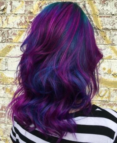 Jasnoniebieskie i fioletowe włosy Balayage
