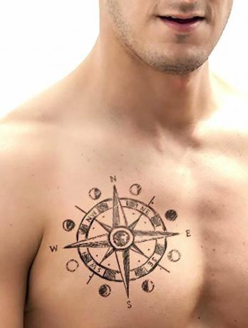 胸のコンパスのタトゥー