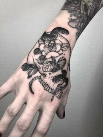 Tetovanie lebky s kostrou s hadom a kvetom