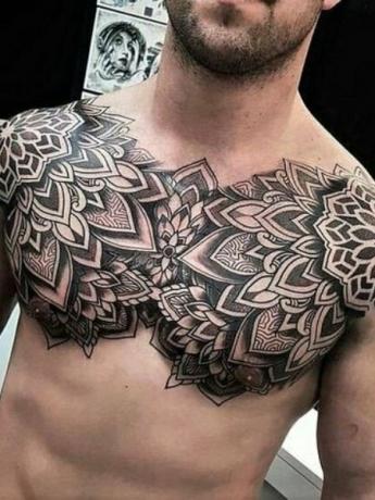 Mandala krūtinės tatuiruotė vyrams