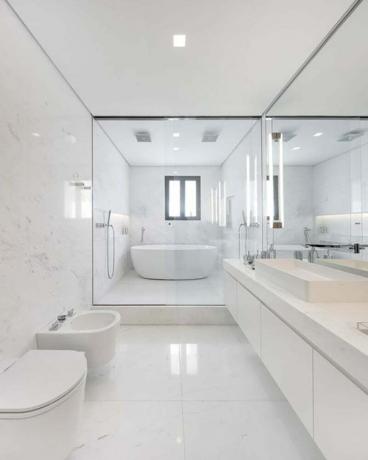 Modernt minimalistiskt badrum