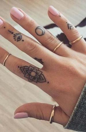 Jedinečné tetování na prstech
