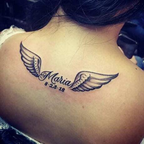 Tetovanie s menom anjelských krídel