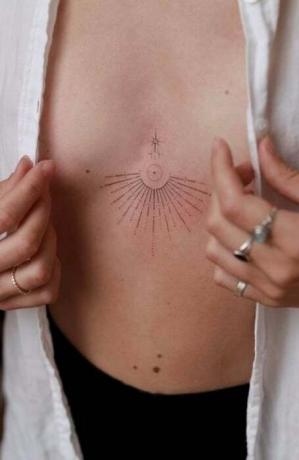 Прекрасне тетоваже на грудној кости